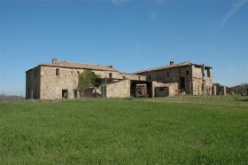 Old stone house to renovate for sale in Montalcino in Tuscany [908]