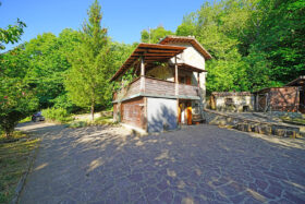 Chalet in pietra ristrutturato nella campagna Toscana [771]