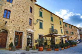 "Antico Borgo ". B&B e ristorante in vendita.. [863]